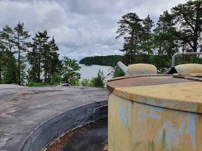Stridsbåt till Siaröfortet inklusive fika och guidning i berget.