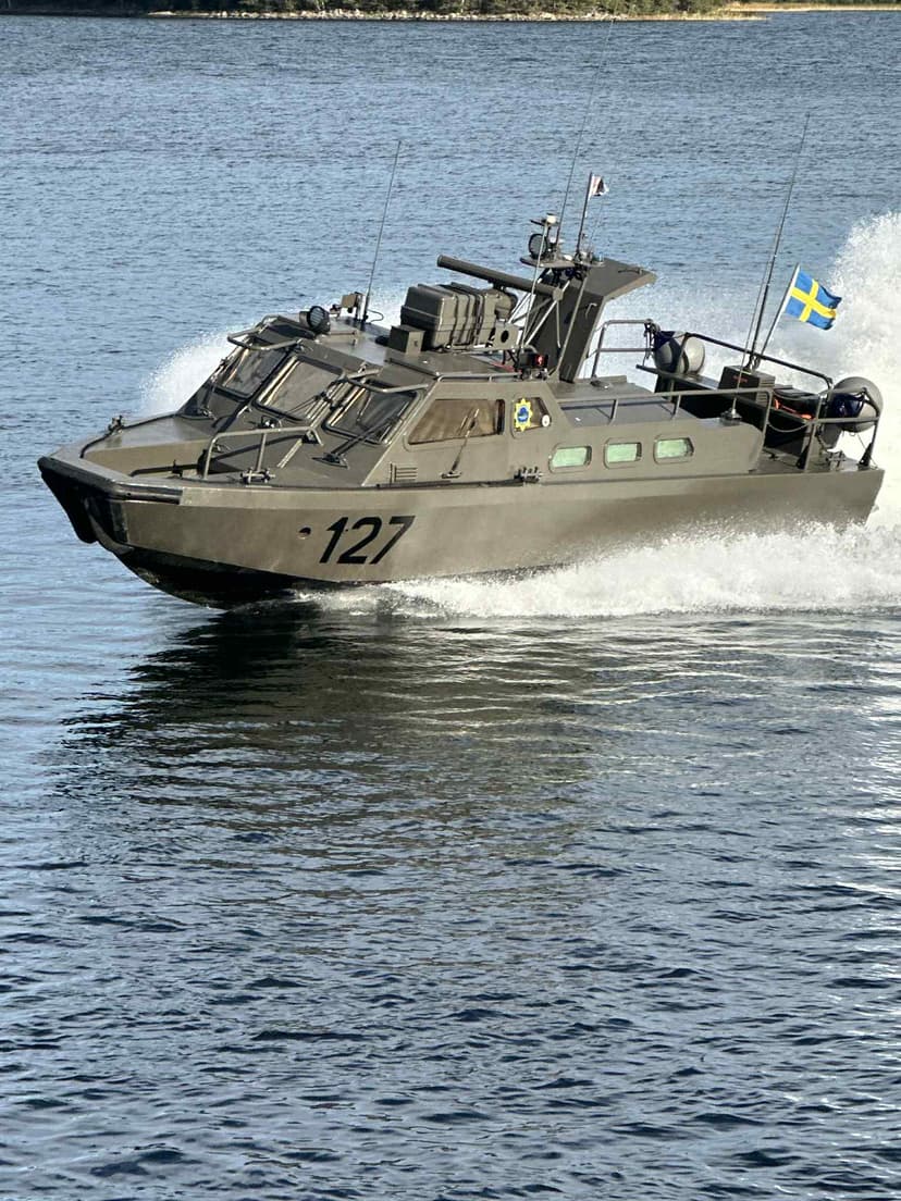 Stridsbåt till Siaröfortet inklusive fika och guidning i berget.